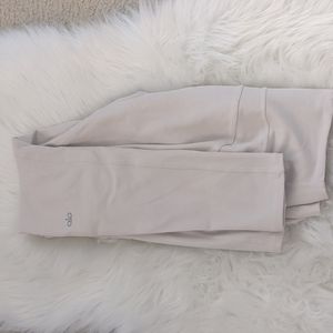 Alo leggings bone color with pockets